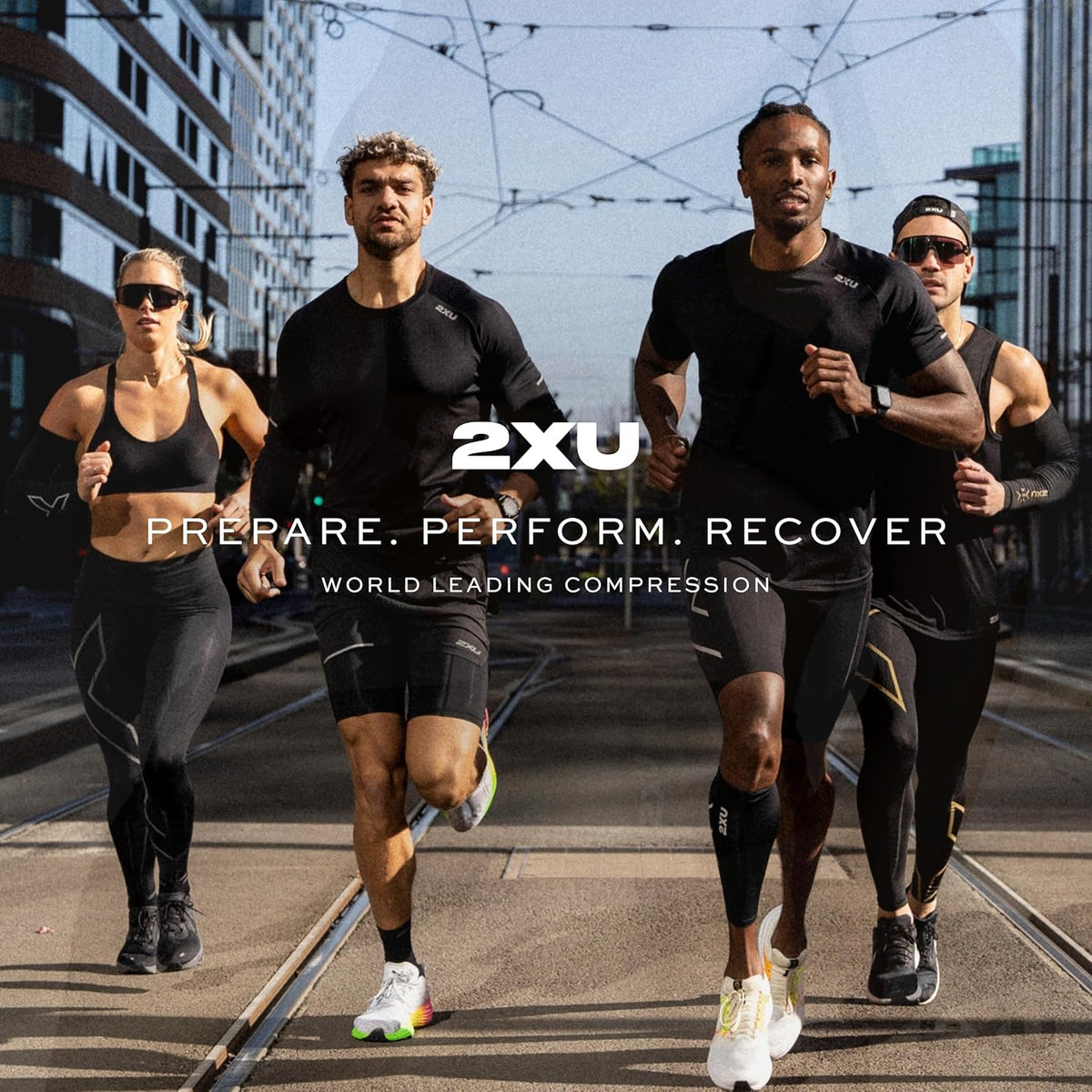 2XU Unisex Run Belt Black - Lightweight and Adjustable Fitness Waist Pack for Running, Jogging, and Outdoor Activities - Securely Holds Phone, Keys, and Essentials - One Size